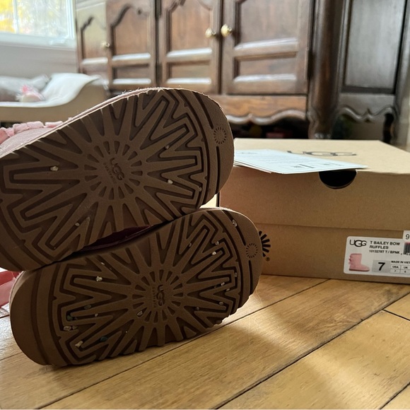 UGG Bailey Bow Boot with Ruffle - Size 7 - Picture 4 of 6